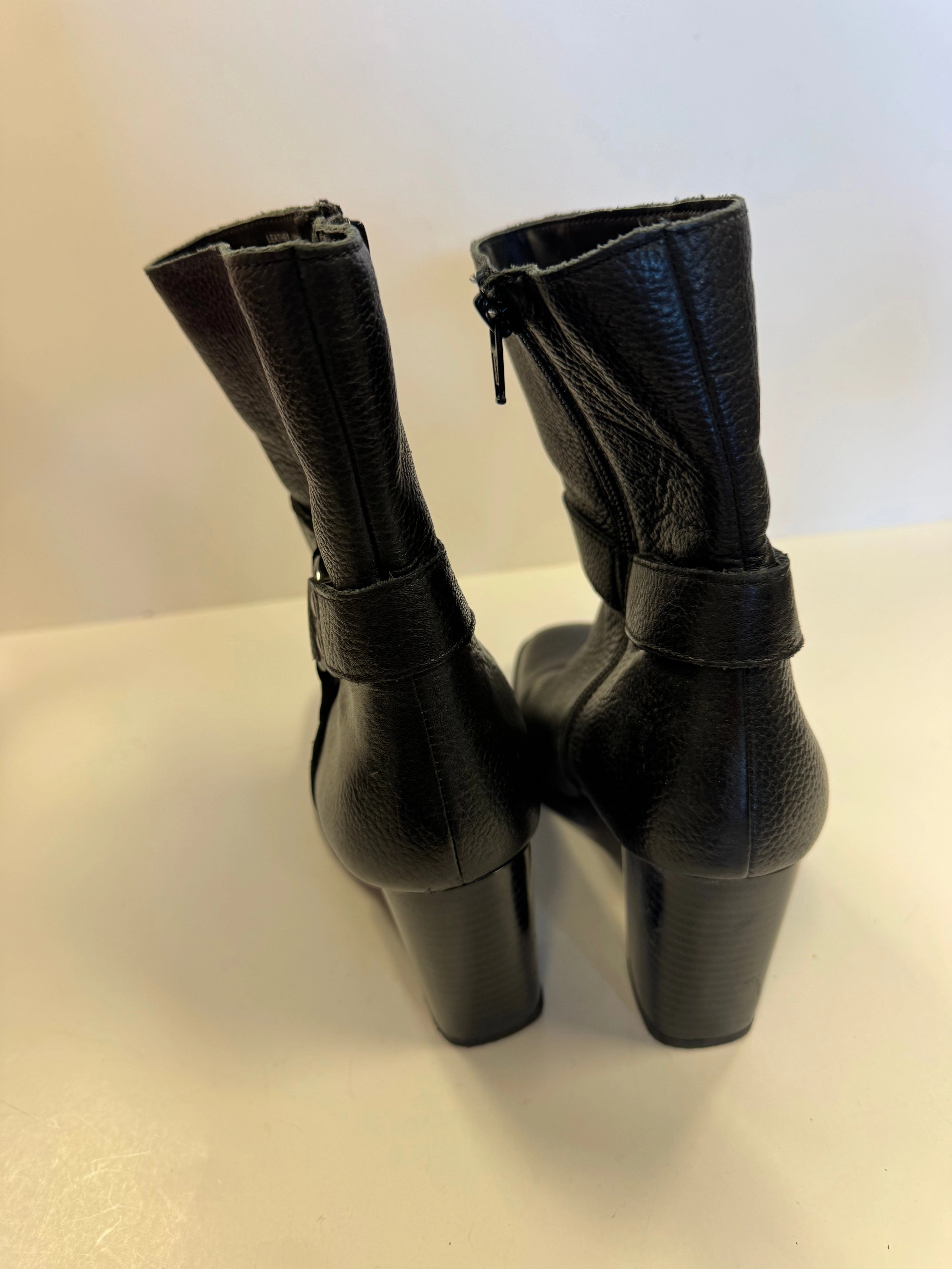 Boots Ankle Heels By Clothes Mentor In Black, Size: 7