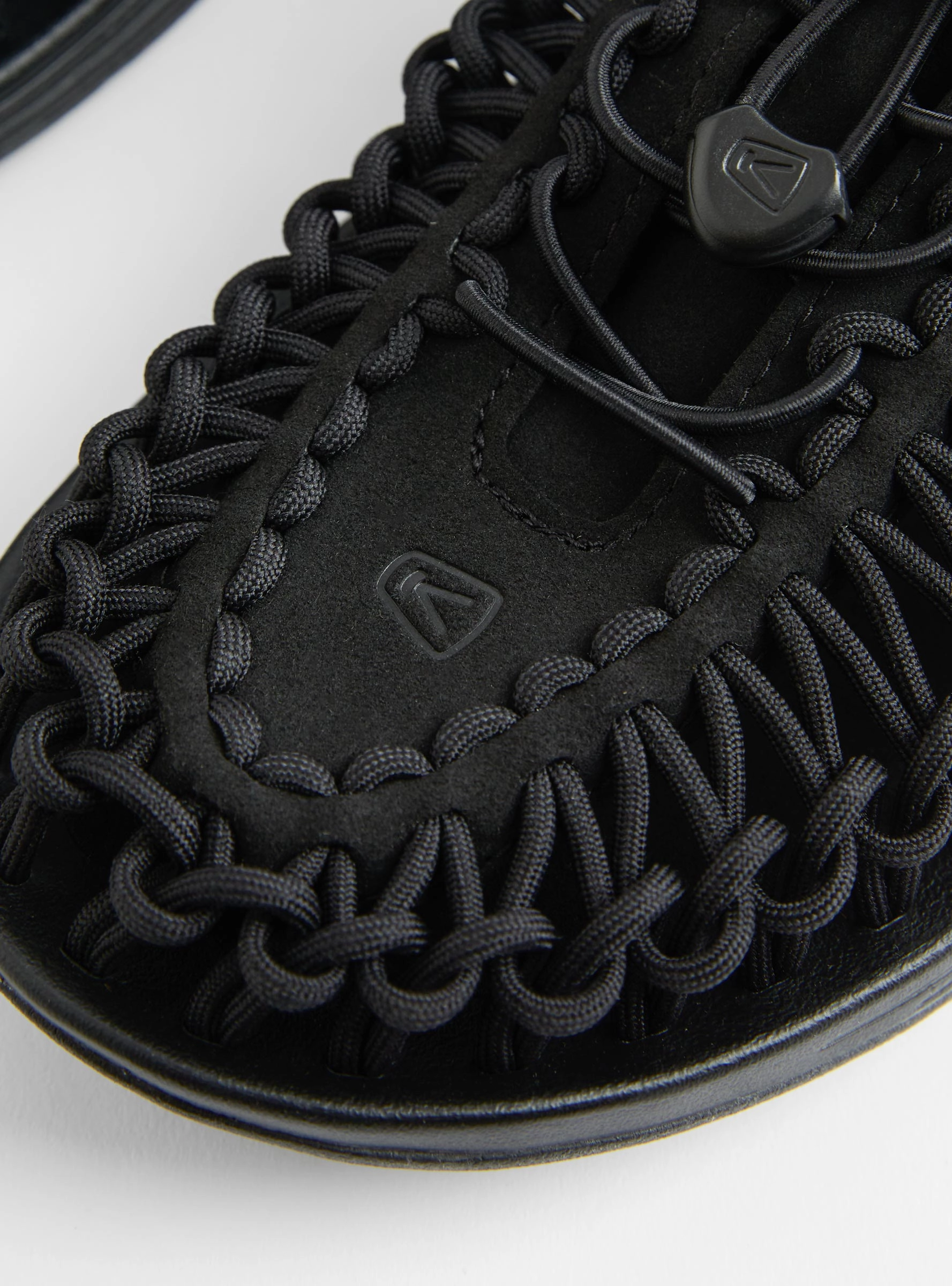 UNEEK Black & Black