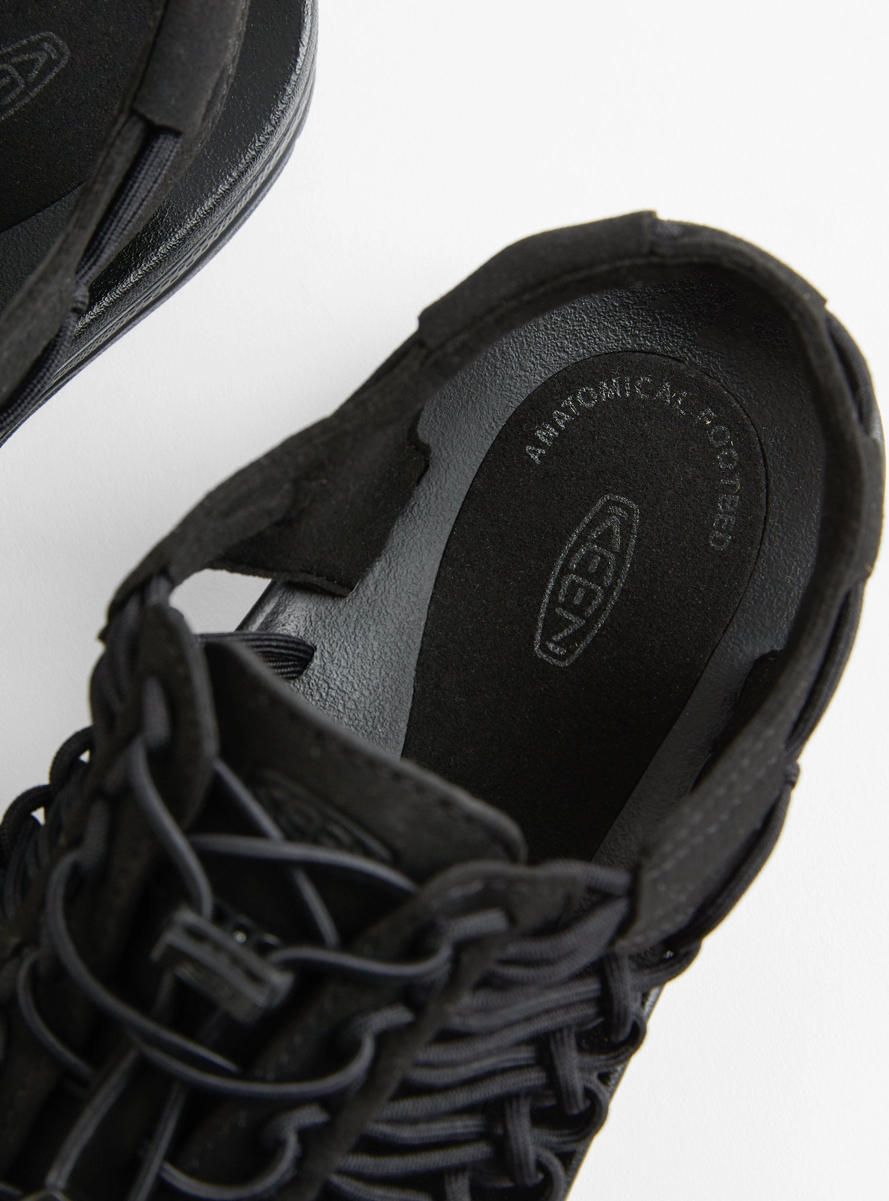 UNEEK Black & Black